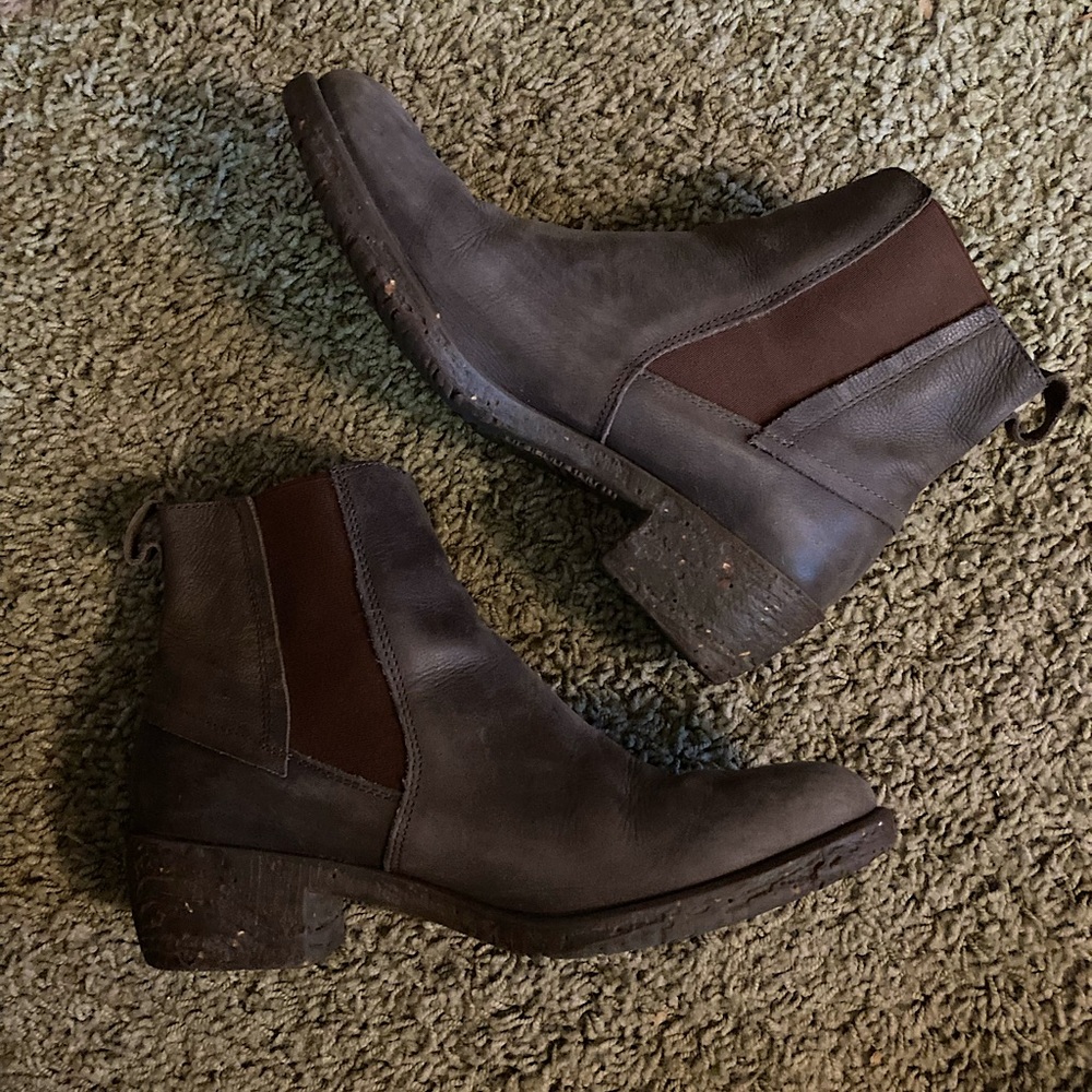 El Naturalista Chelsea Boots Size 9